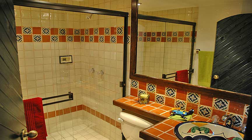 Rosarito-La-Jolla-del-Mar-Zaphiro-607-guest-bath.jpg