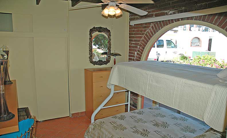 10-guestbedroom.jpg